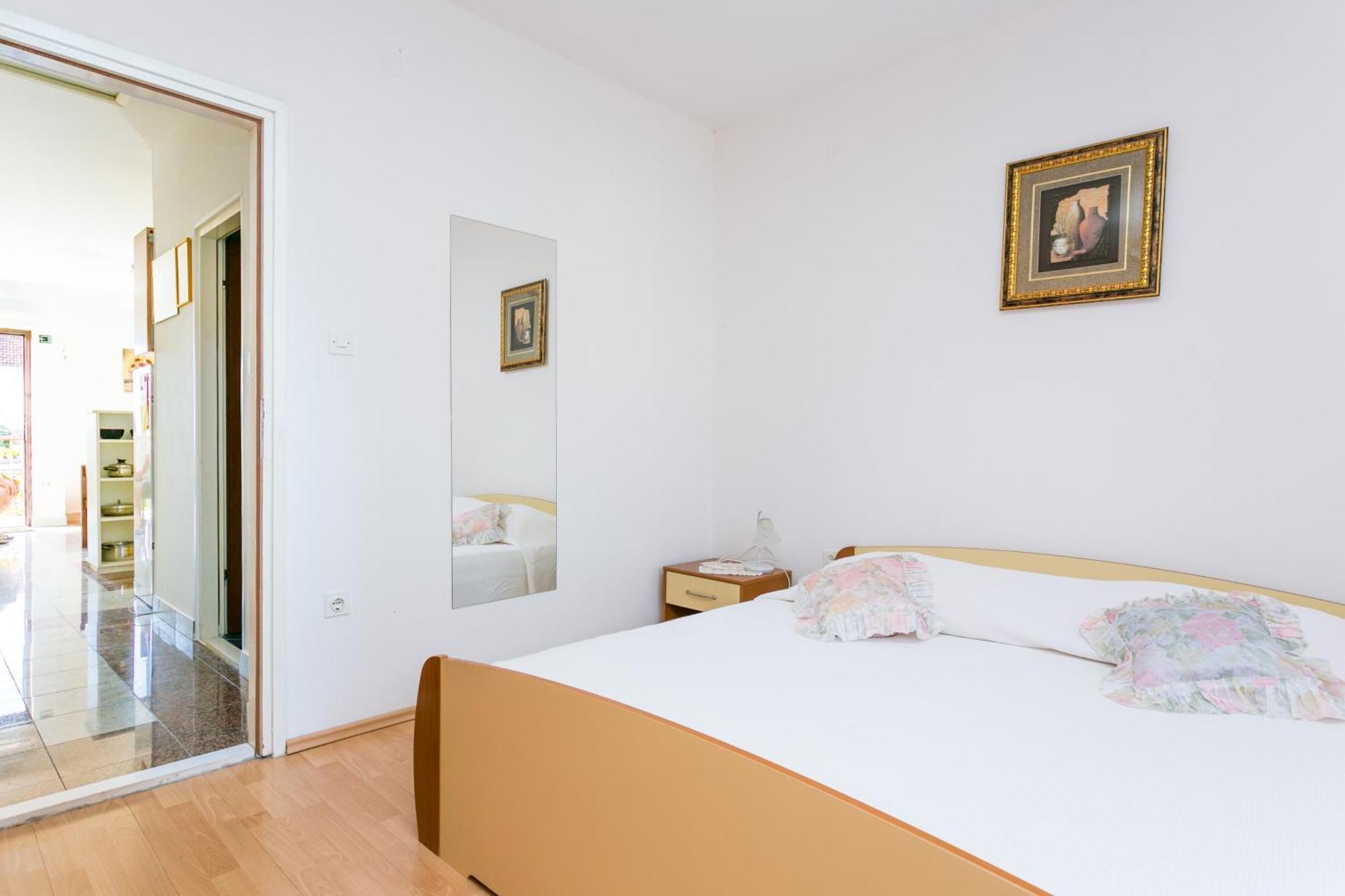 Apartments By The Sea Seget Vranjica, Trogir - 1038 Стая снимка